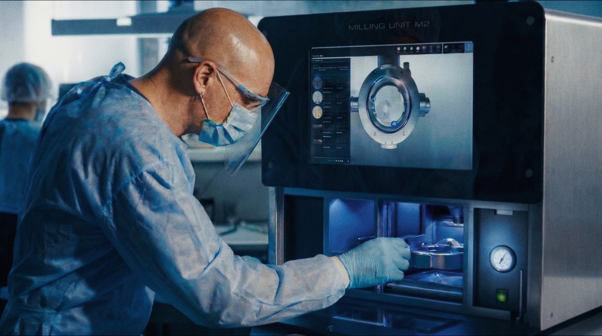 Tecnico al lavoro con fresatrice dentale ZirkonZahn