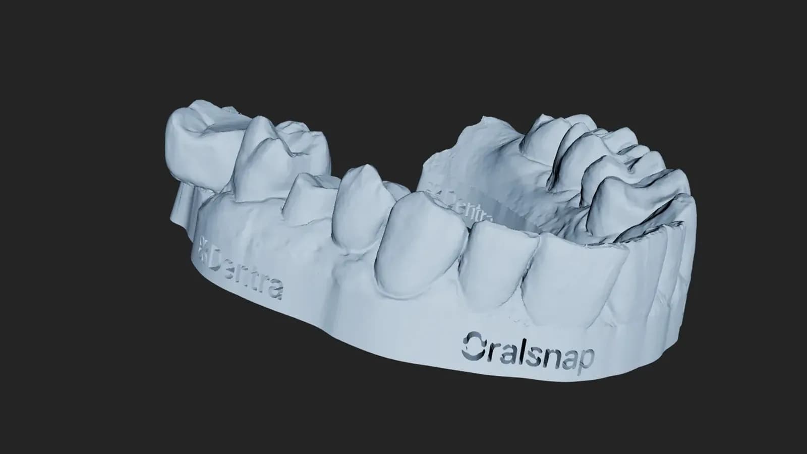 Un modelo dental construido en Oralsnap Model, con los logotipos grabados en el zócalo