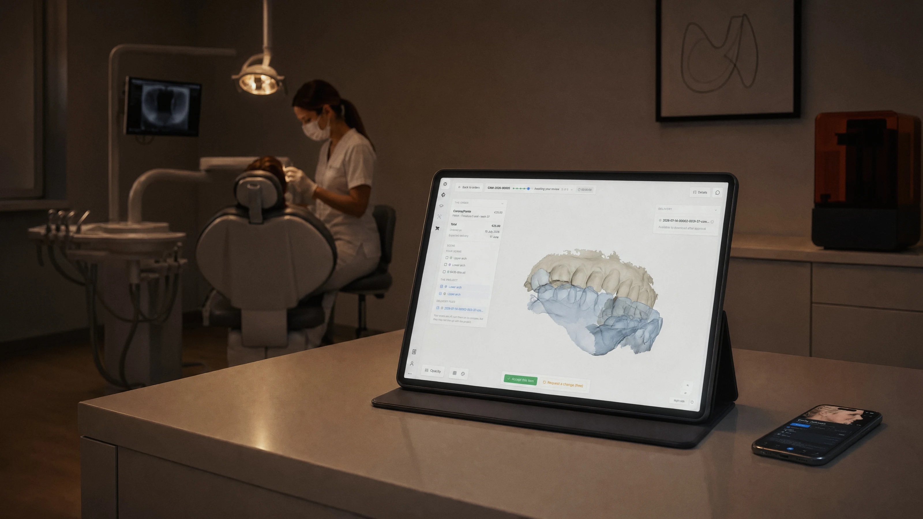 Un caso Dentra aperto su un tablet nello studio, mentre alla poltrona si lavora sul paziente