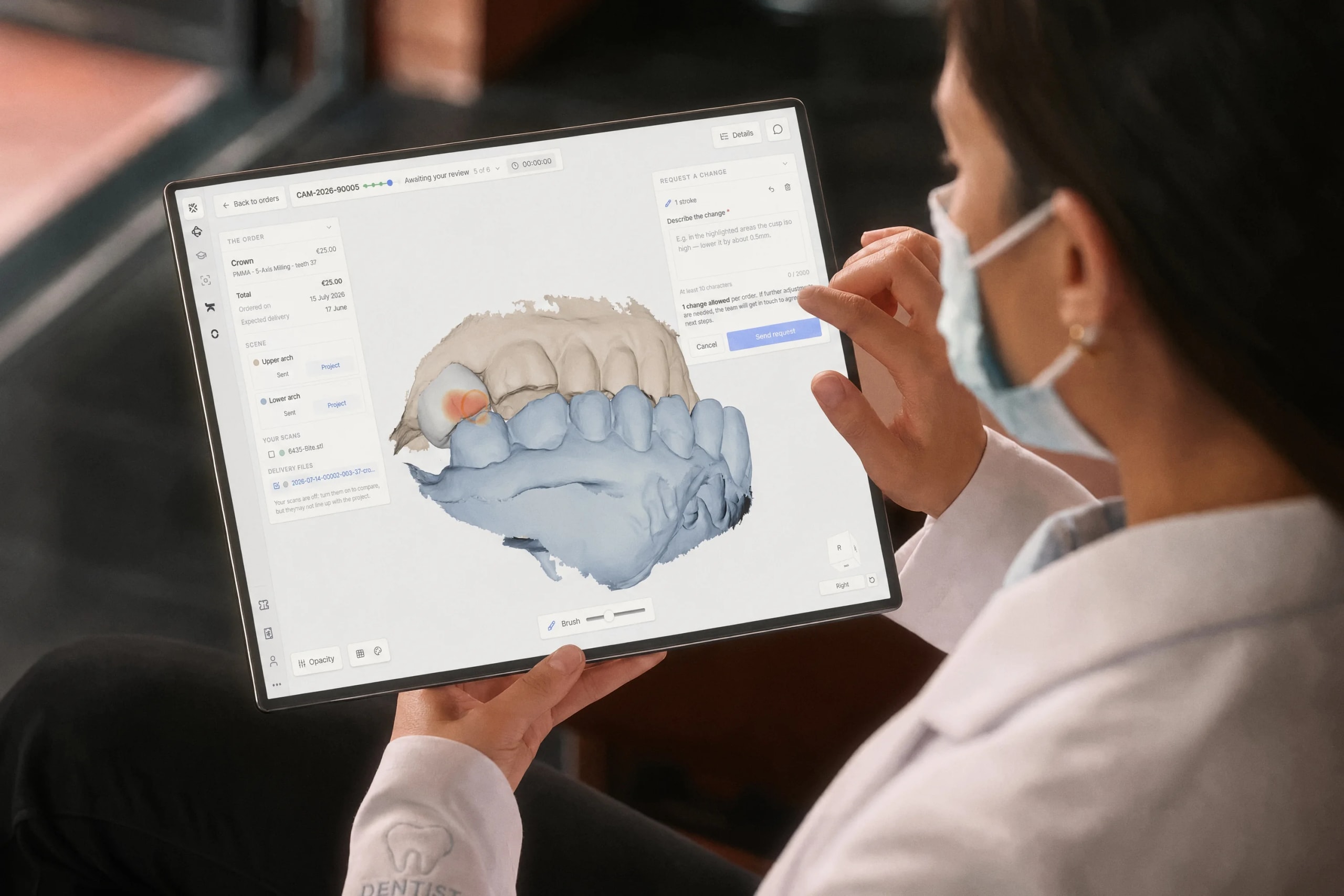 Una dentista guarda il progetto in 3D sul tablet prima di approvarlo