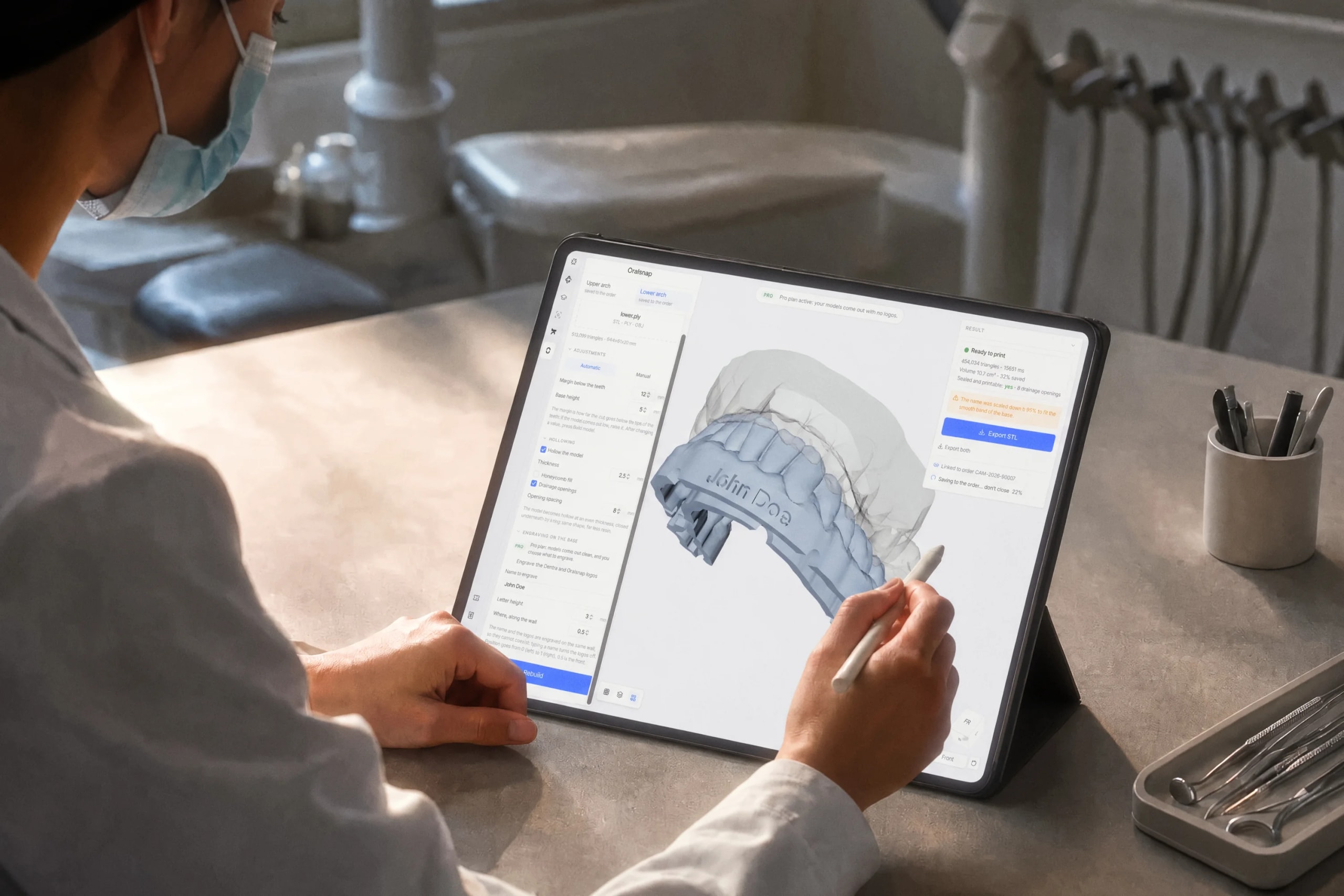 Il modello pronto da stampare aperto sul tablet, sul banco accanto agli strumenti